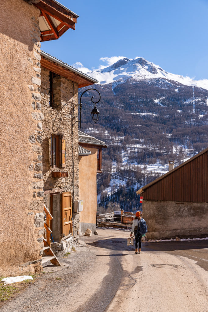 Les Orres en hiver : neige et ski au dessus du lac de serre ponçon