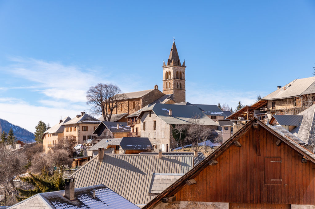 Les Orres en hiver : neige et ski au dessus du lac de serre ponçon