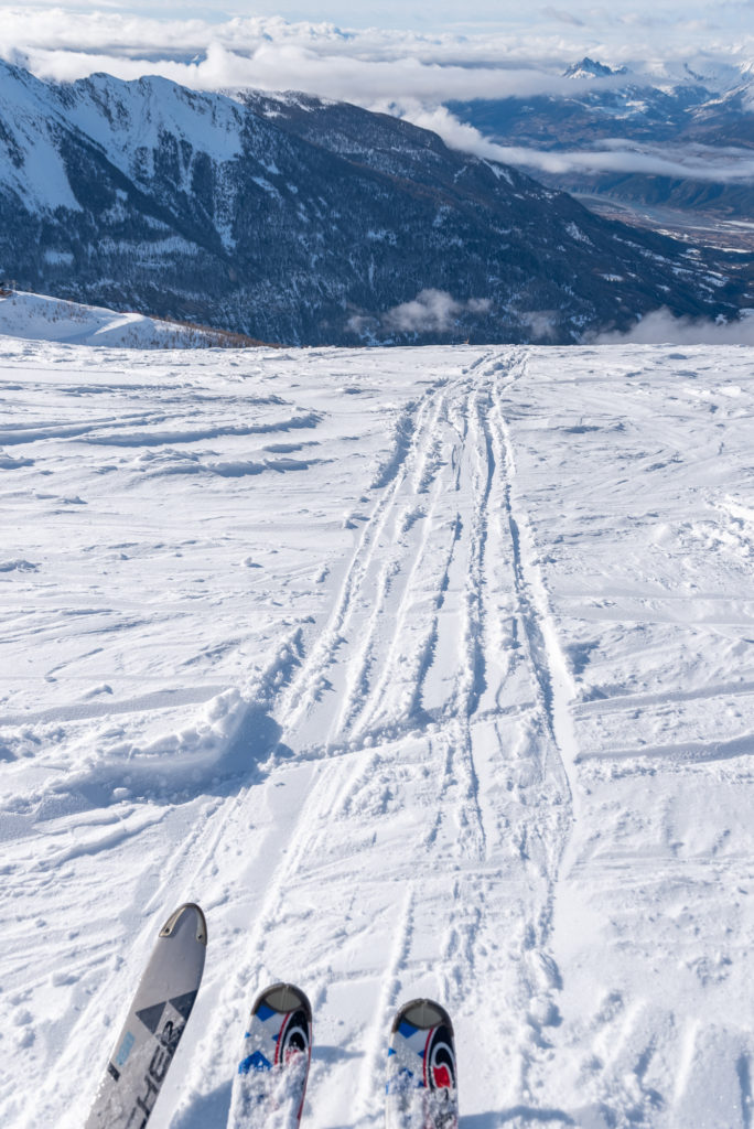 Ski et parapente au dessus du lac de Serre Ponçon aux Orres, Hautes Alpes