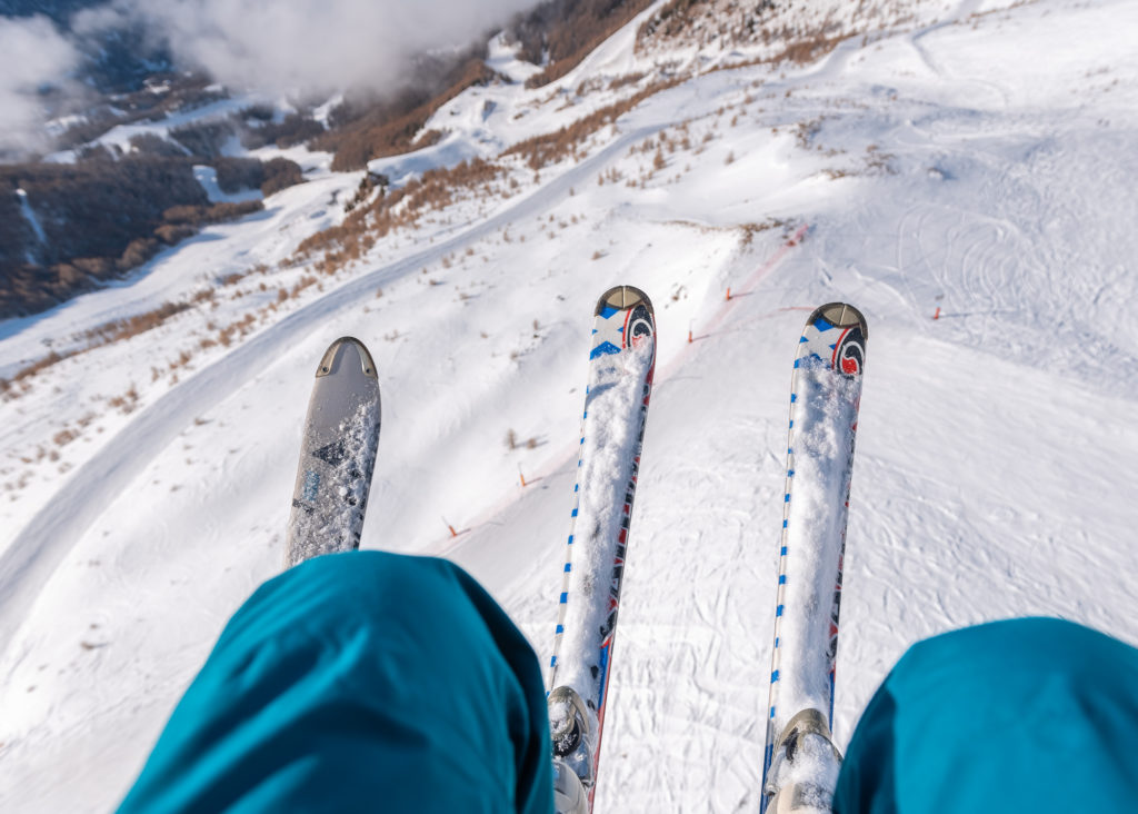 Ski et parapente au dessus du lac de Serre Ponçon aux Orres, Hautes Alpes