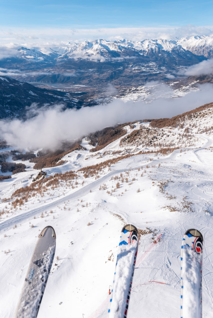 Ski et parapente au dessus du lac de Serre Ponçon aux Orres, Hautes Alpes