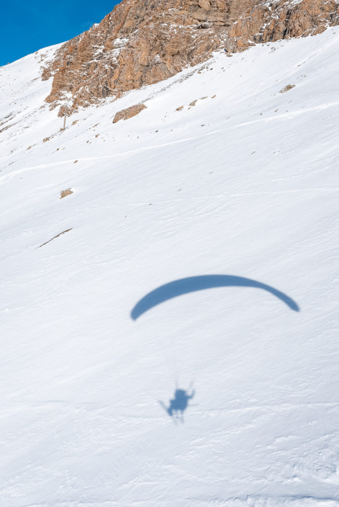 Ski et parapente au dessus du lac de Serre Ponçon aux Orres, Hautes Alpes