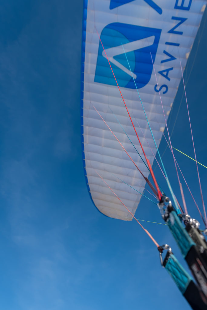 Ski et parapente au dessus du lac de Serre Ponçon aux Orres, Hautes Alpes