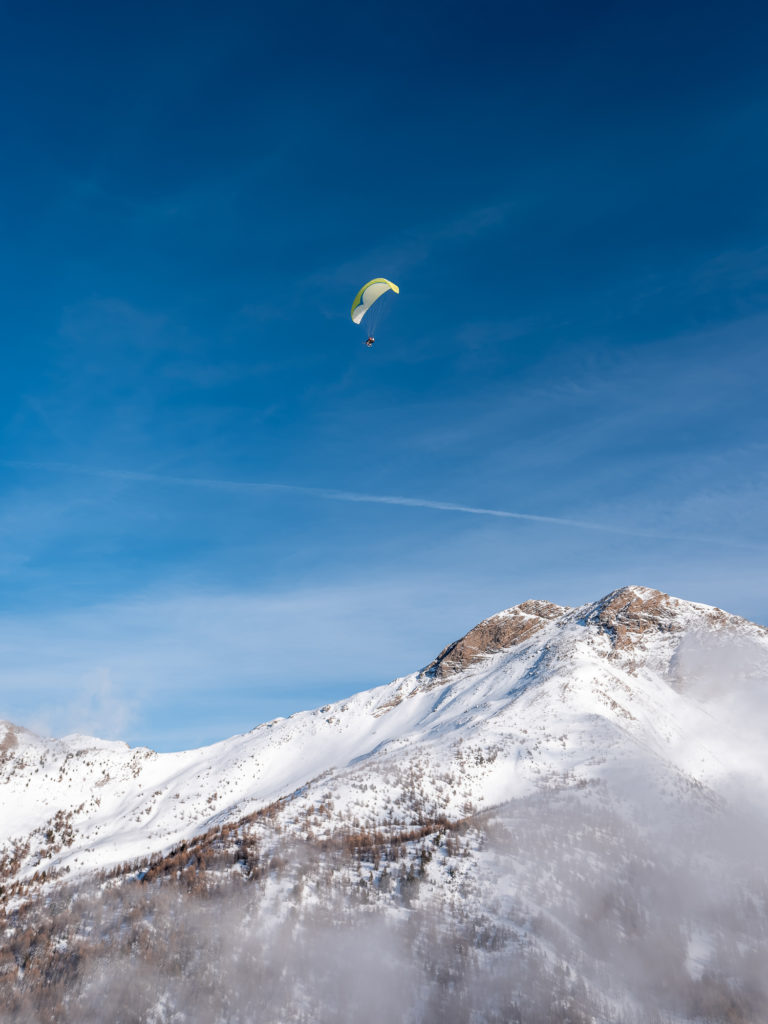 Ski et parapente au dessus du lac de Serre Ponçon aux Orres, Hautes Alpes