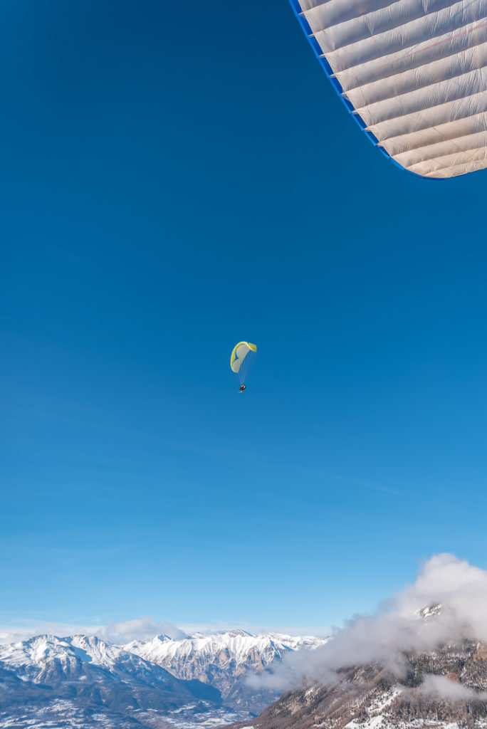 Ski et parapente au dessus du lac de Serre Ponçon aux Orres, Hautes Alpes