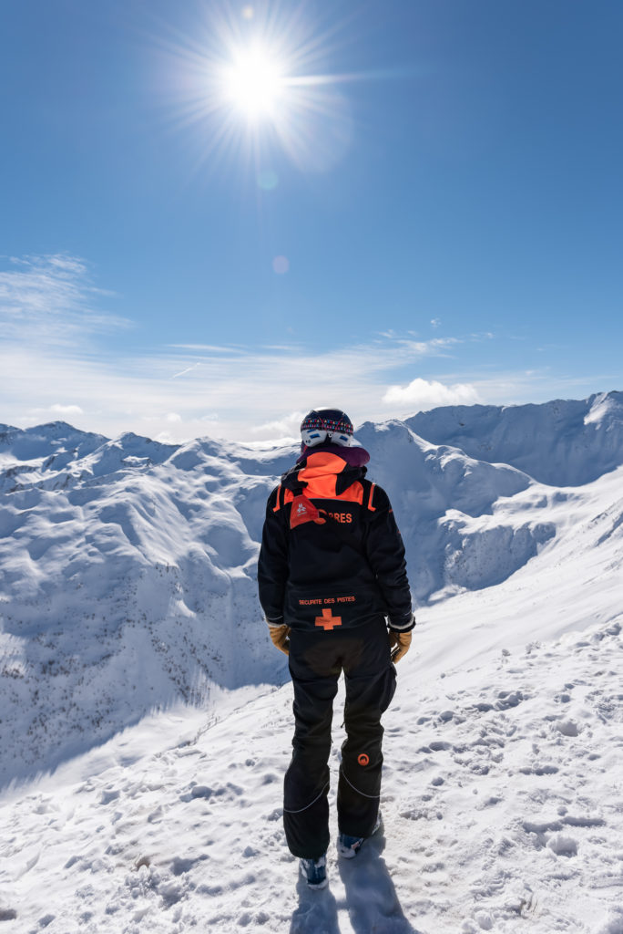 Les Orres en hiver : neige et ski au dessus du lac de serre ponçon