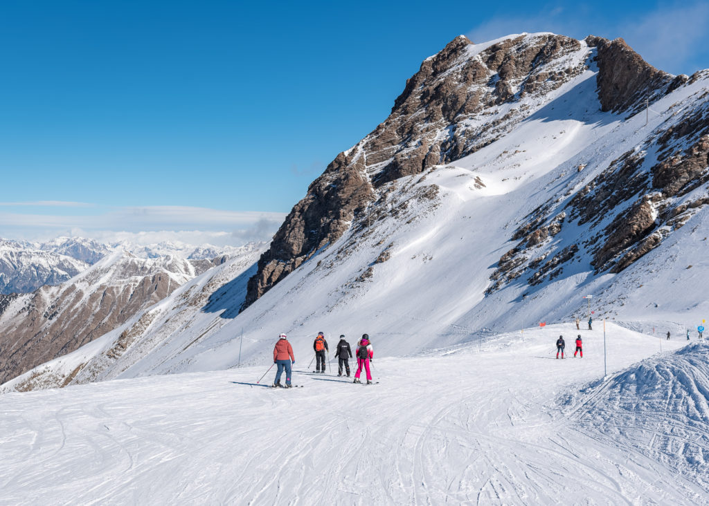Les Orres en hiver : neige et ski au dessus du lac de serre ponçon
