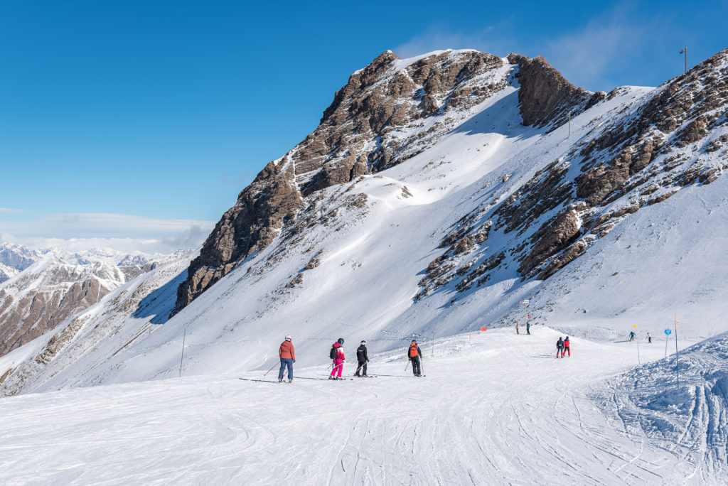 Les Orres en hiver : neige et ski au dessus du lac de serre ponçon