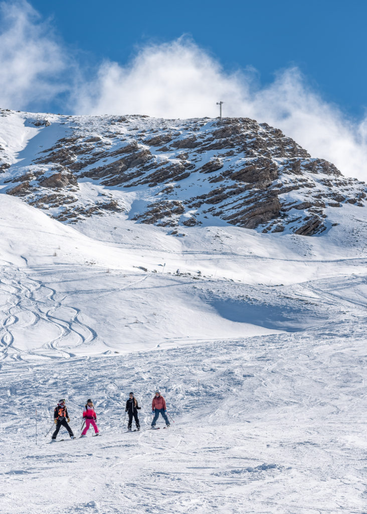 Les Orres en hiver : neige et ski au dessus du lac de serre ponçon