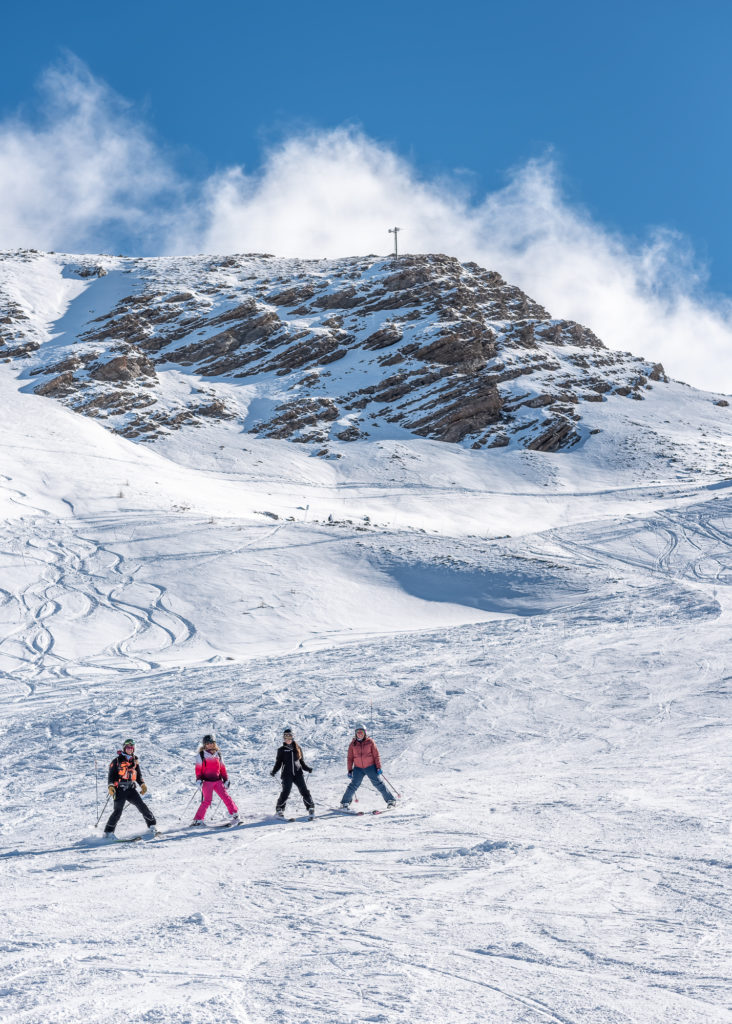 Les Orres en hiver : neige et ski au dessus du lac de serre ponçon