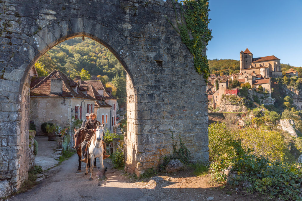 Les chemins de Saint Jacques dans le Lot, à cheval. Randonnée équestre dans le Lot. Saint Cirq Lapopie