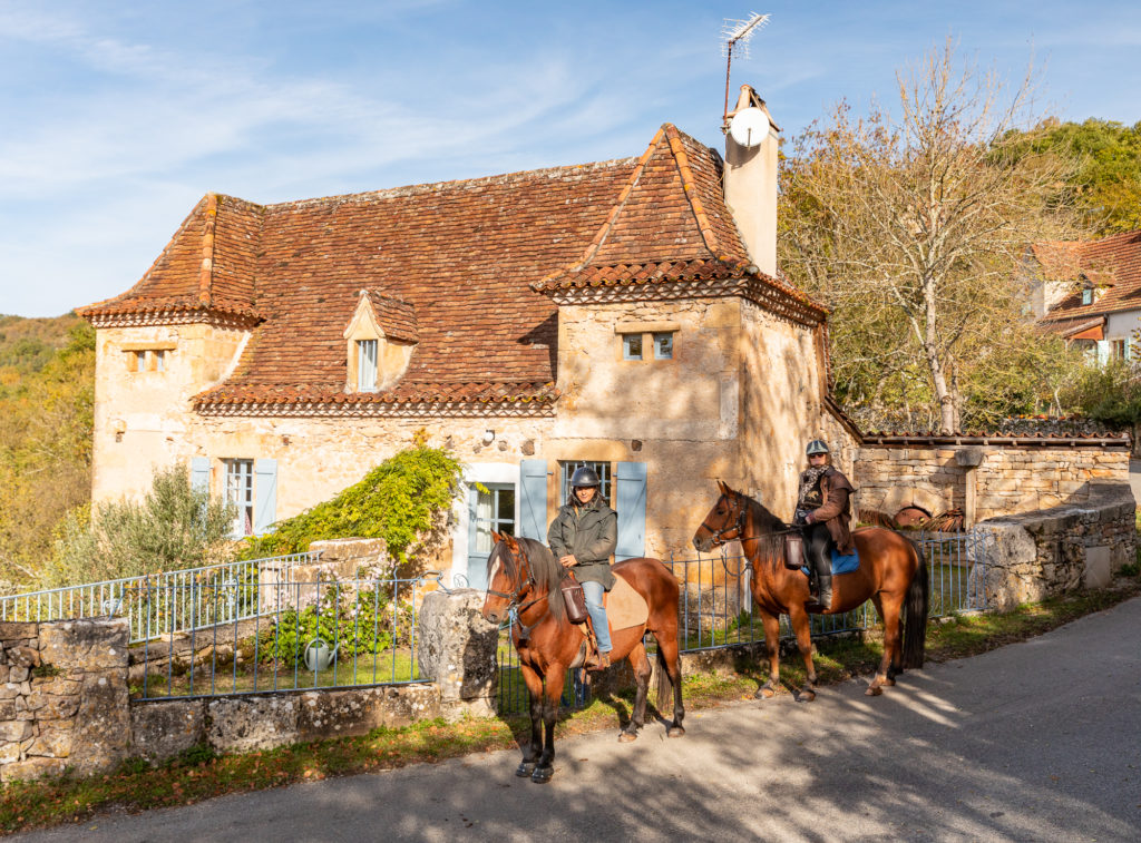 Les chemins de Saint Jacques dans le Lot, à cheval. Randonnée équestre dans le Lot. 