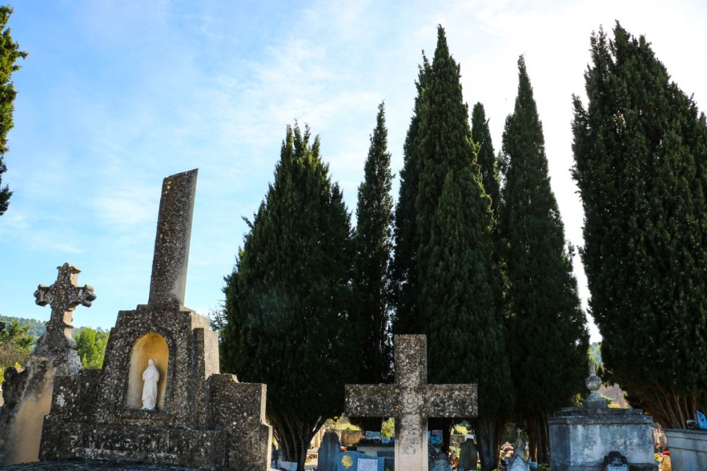 Im Winter bleiben zumindest die Toten an ihrem Posten. Im Friedhof von Lourmarin sind Henri Bosco und Albert Camus begraben – und die gehen nicht weg. 