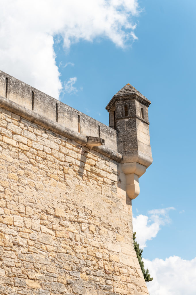 Que voir et que faire autour de Cucuron ? Explorer le sud du Luberon et visiter le château d'Ansouis.