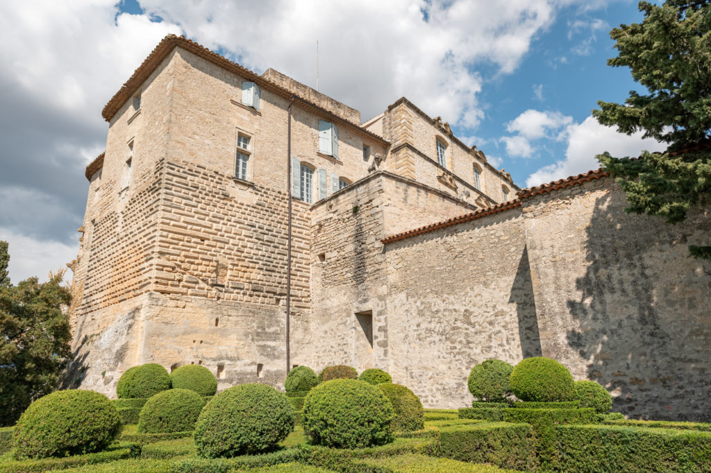 Que voir et que faire autour de Cucuron ? Explorer le sud du Luberon et visiter le château d'Ansouis.