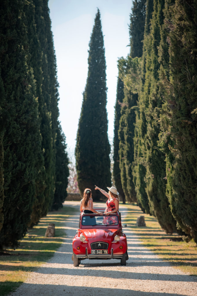 Que voir et que faire autour de Cucuron ? Explorer le sud du Luberon, en 2CV ou en randonnée, entre bonnes adresses et beaux villages.