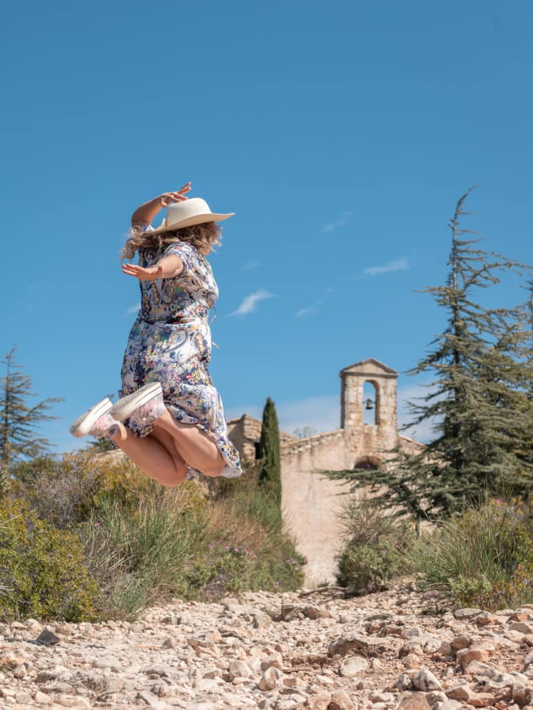 Que voir et que faire autour de Cucuron ? Explorer le sud du Luberon, en 2CV ou en randonnée, entre bonnes adresses et beaux villages.