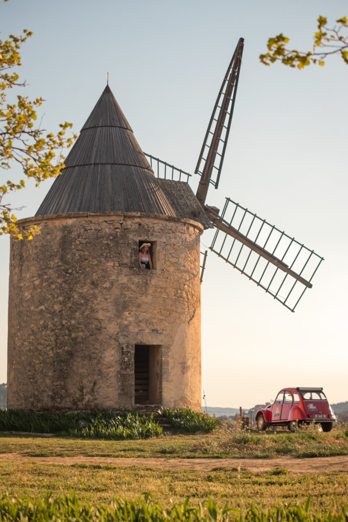 Que voir et que faire autour de Cucuron ? Explorer le sud du Luberon, en 2CV ou en randonnée, entre bonnes adresses et beaux villages.