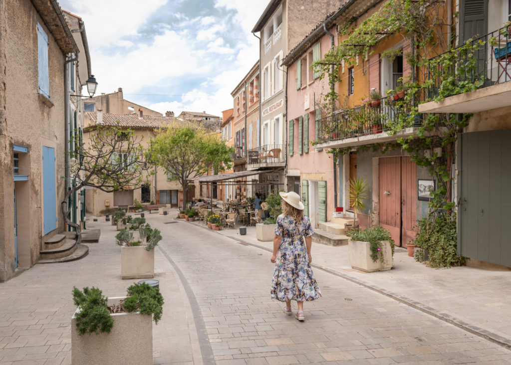 Que voir et que faire autour de Cucuron ? Explorer le sud du Luberon, en 2CV ou en randonnée, entre bonnes adresses et beaux villages.