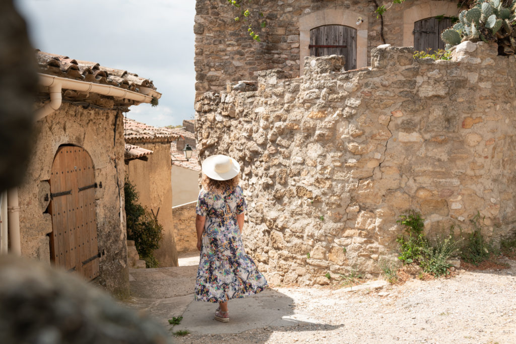 Que voir et que faire autour de Cucuron ? Explorer le sud du Luberon, en 2CV ou en randonnée, entre bonnes adresses et beaux villages.