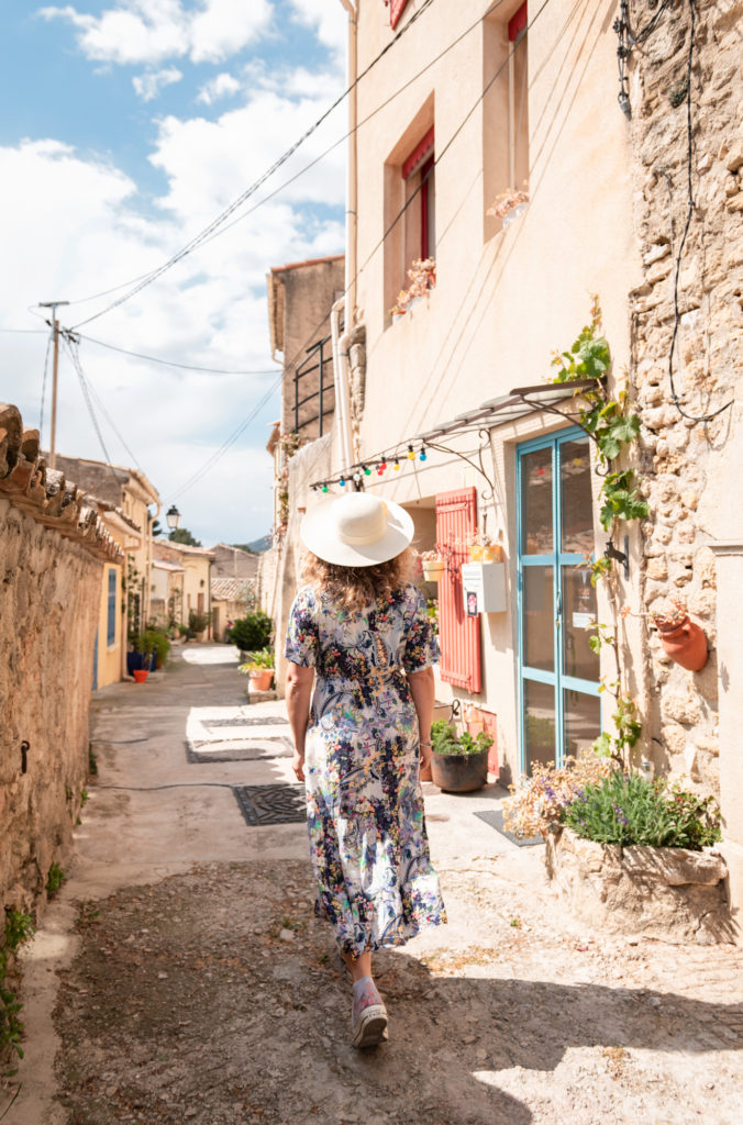 Que voir et que faire autour de Cucuron ? Explorer le sud du Luberon, en 2CV ou en randonnée, entre bonnes adresses et beaux villages.