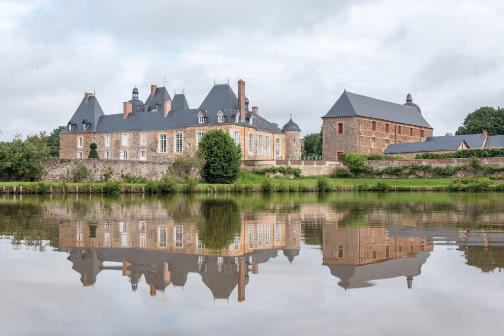 Blog sur un séjour en Mayenne, entre Sainte Suzanne, Château Gontier, tourisme équestre, cabanes et bonnes adresses. Que faire et que voir en Mayenne ?