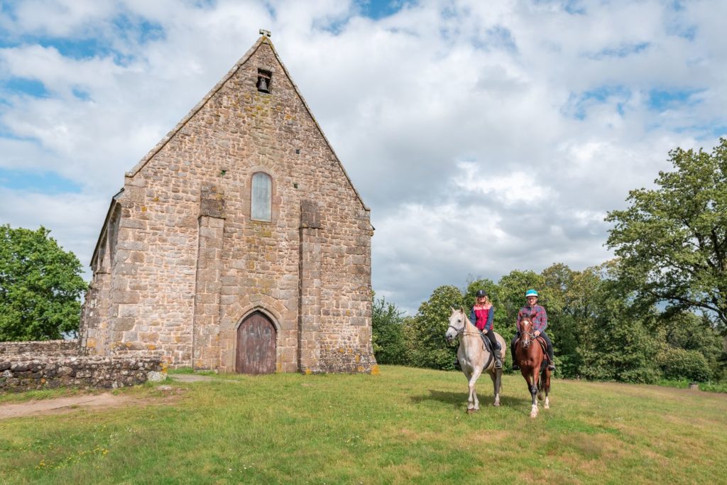 Blog sur un séjour en Mayenne, entre Sainte Suzanne, Château Gontier, tourisme équestre, cabanes et bonnes adresses. Que faire et que voir en Mayenne ?