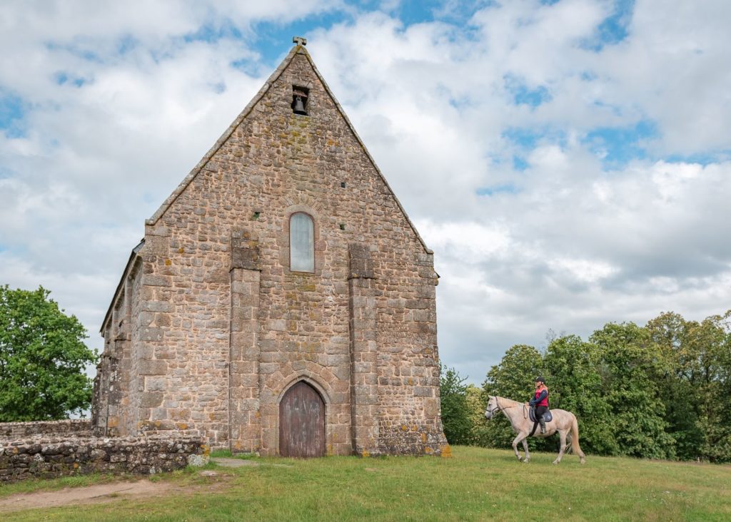 Blog sur un séjour en Mayenne, entre Sainte Suzanne, Château Gontier, tourisme équestre, cabanes et bonnes adresses. Que faire et que voir en Mayenne ?