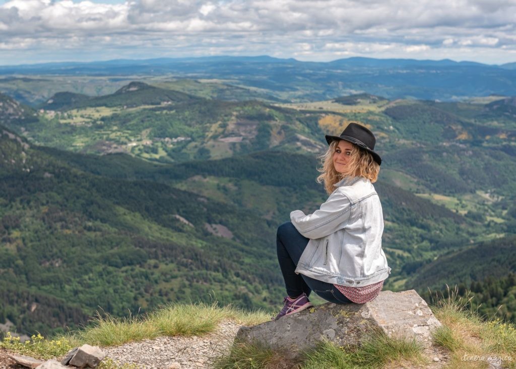 L’ascension est raide, mais brève et bien balisée : un jeu amusant d’escalade sur les dalles de pierre grise.