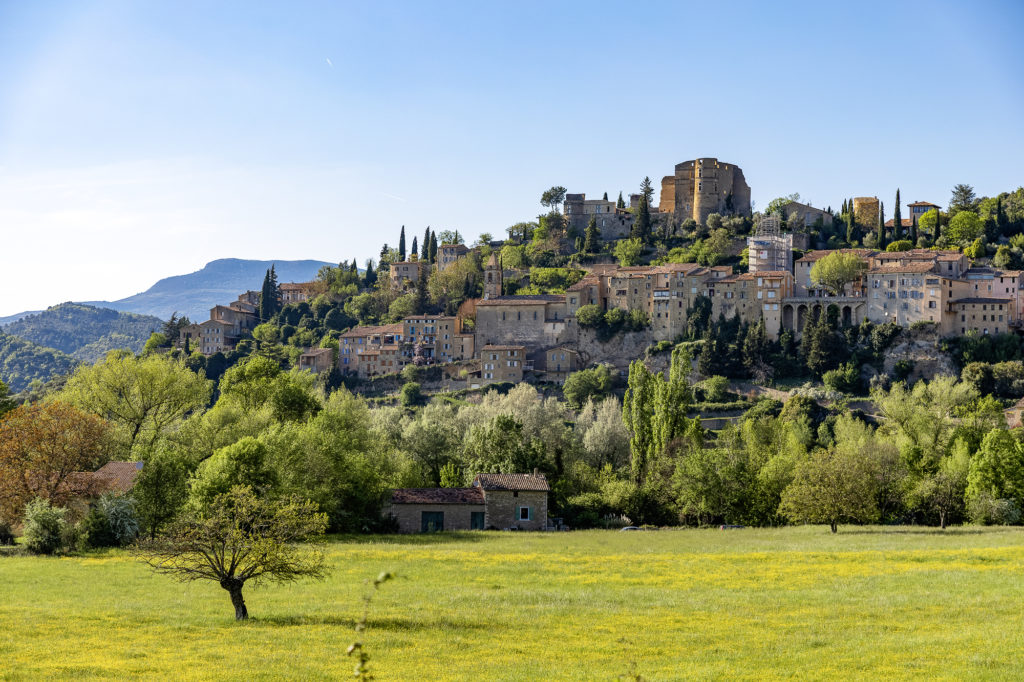Un séjour en Haute Provence authentique : le village des Lavandes à Montbrun-les-Bains, le secret le mieux gardé de la Drôme provençale, entre lavandes et Ventoux.