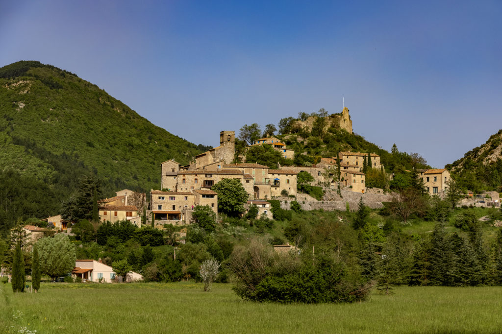 Un séjour en Haute Provence authentique : le village des Lavandes à Montbrun-les-Bains, le secret le mieux gardé de la Drôme provençale, entre lavandes et Ventoux.