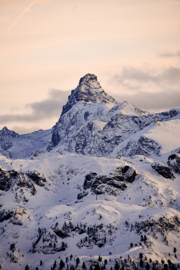 Skier à Montgenèvre dans les Alpes du Sud : astuces et bonnes adresses entre France et Italie.