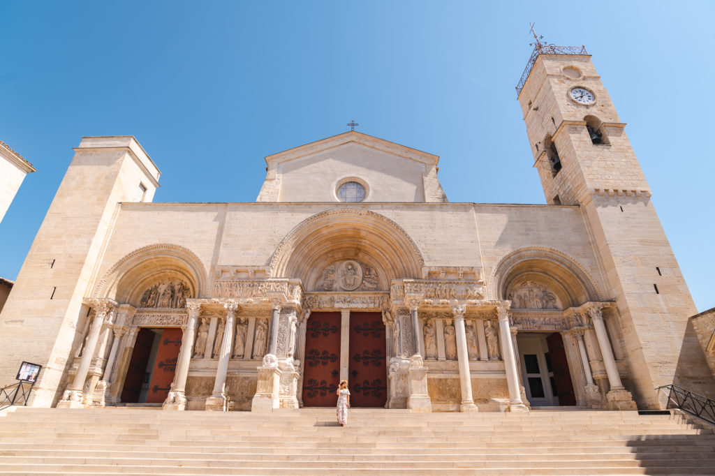 abbatiale saint gilles à deux pas de nîmes