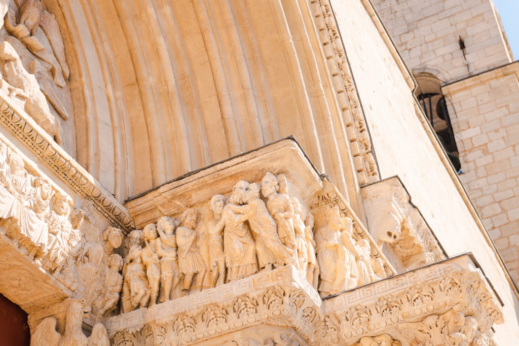 abbatiale saint gilles à deux pas de nîmes