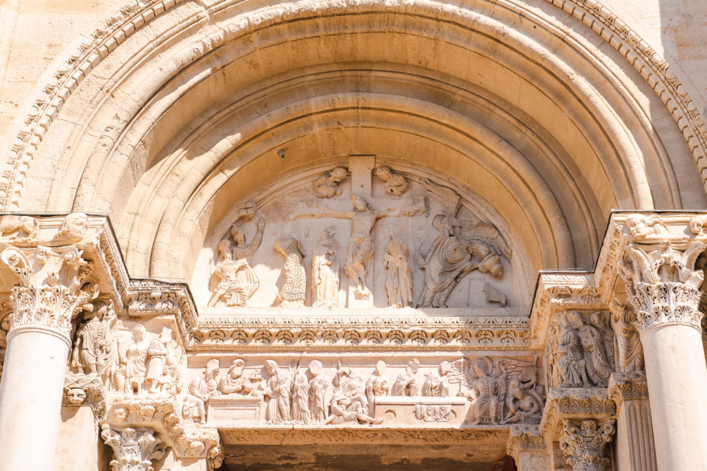 abbatiale saint gilles à deux pas de nîmes