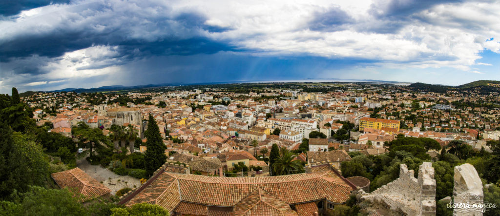 Sur les traces d'Alexis Godillot, découverte de Hyères au temps des villas et des grands hôtels, alors qu'on invente la Côte d'Azur. Jardins et fontaines, palmiers et histoires extravagantes.