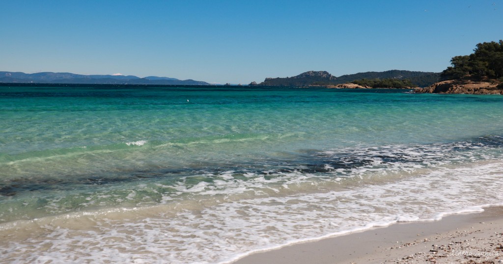 Porquerolles, la plus grande des îles d'Hyères, enchante par ses plages paradisiaques et ses paysages d'île au trésor. Voyage sur la côte d'Azur sauvage. 