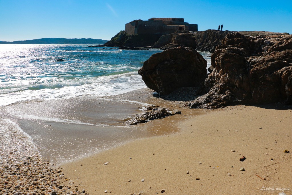 Porquerolles, la plus grande des îles d'Hyères, enchante par ses plages paradisiaques et ses paysages d'île au trésor. Voyage sur la côte d'Azur sauvage. I Itinera Magica