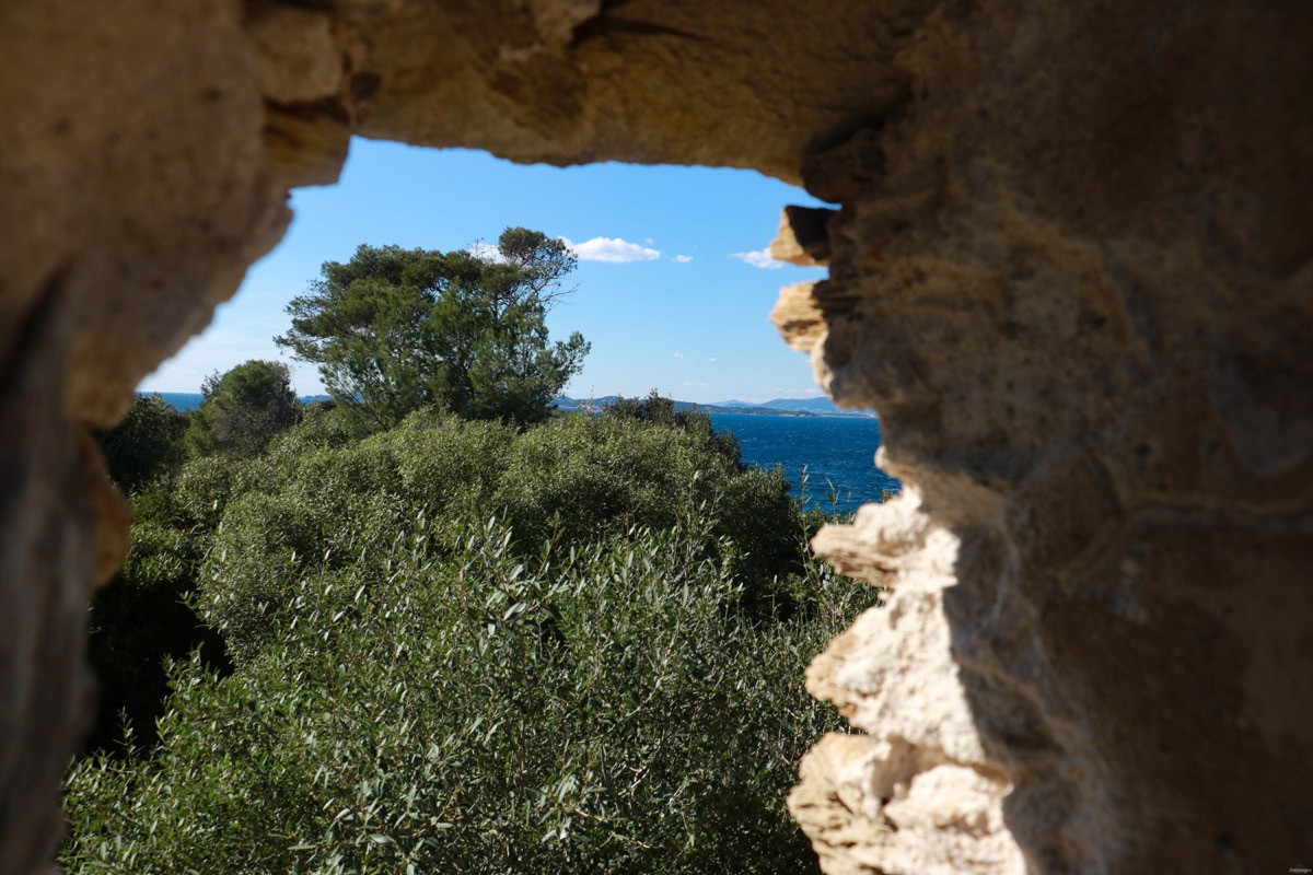 Batterie des Mèdes à Porquerolles. Ruines romantiques et gothiques en France