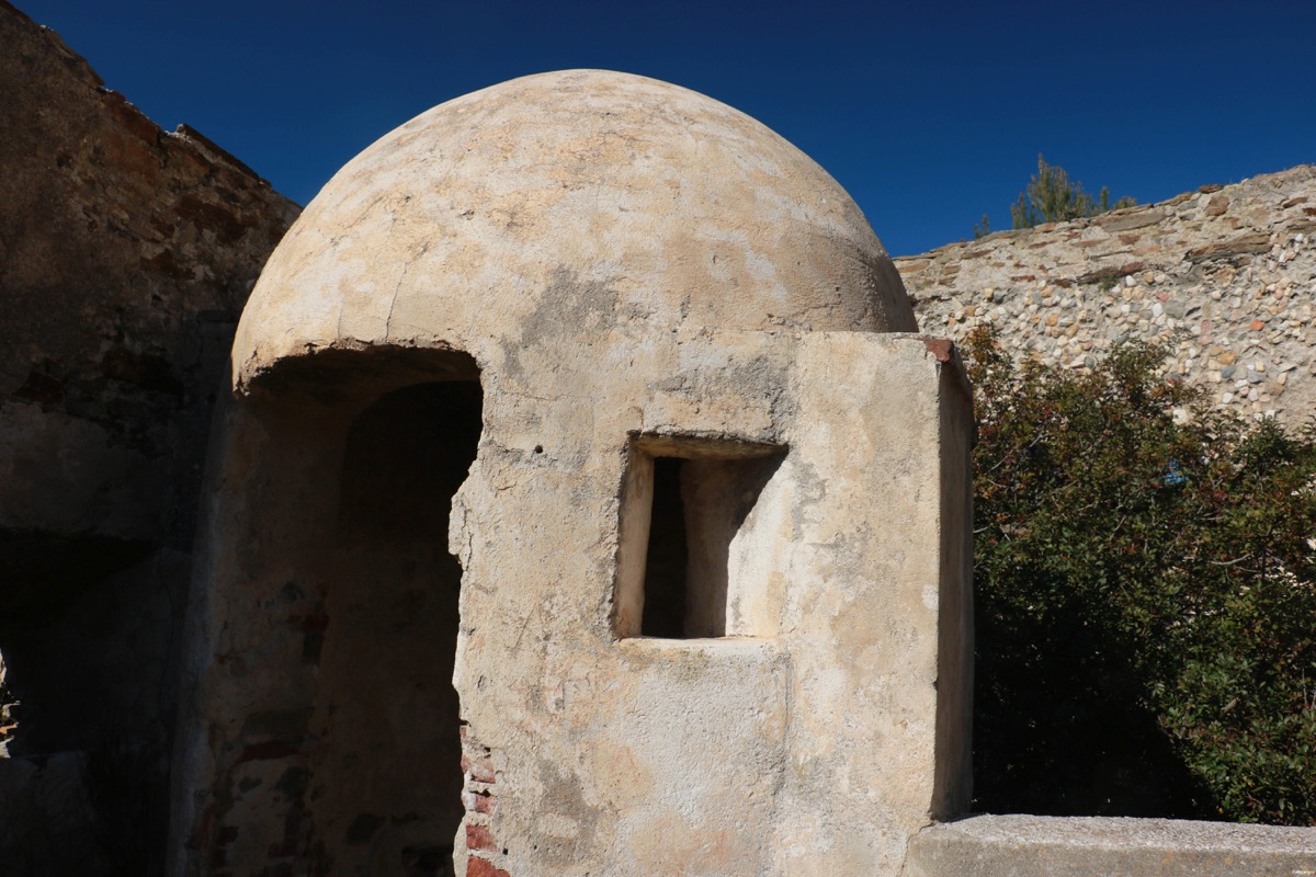 Batterie des Mèdes à Porquerolles. Ruines romantiques et gothiques en France