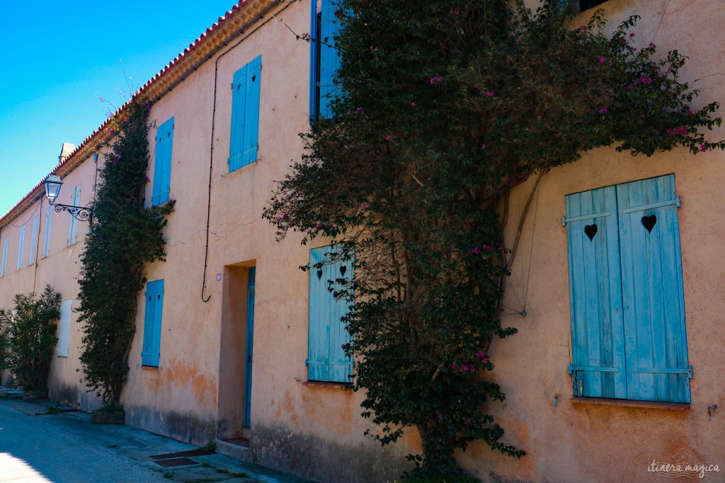 Façades du village de Porquerolles.