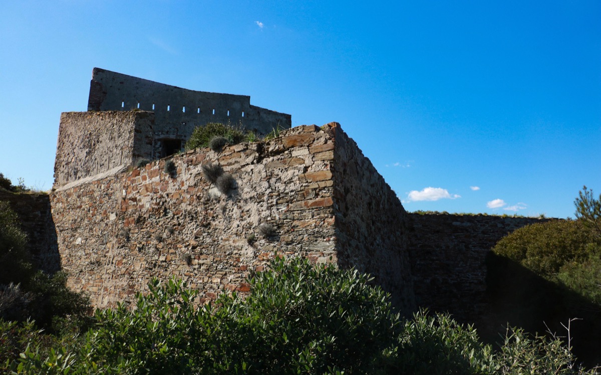 Batterie des Mèdes à Porquerolles. Ruines romantiques et gothiques en France