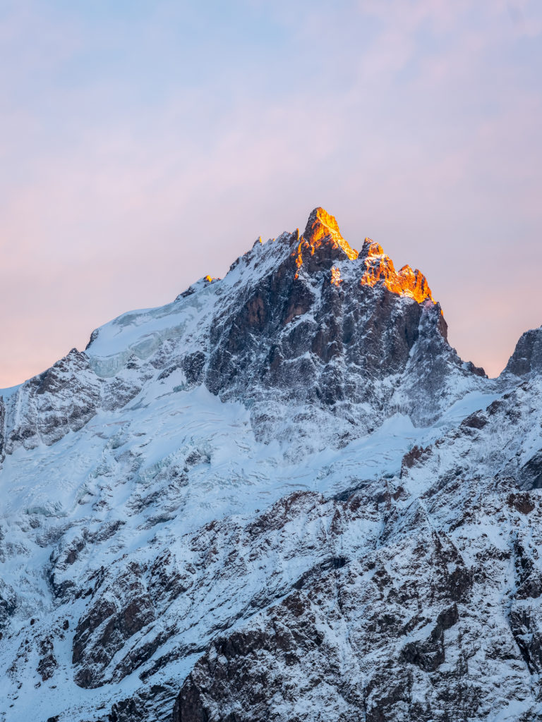 Fascination Meije : récits de randonnées autour de la Meije et d'une ascension de la Meije orientale en alpinisme. 