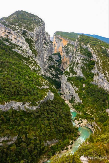 Forteresse minérale, coeur de la Provence secrète, le massif du Verdon et son lac de Sainte-Croix turquoise offrent des paysages naturels d'exception.