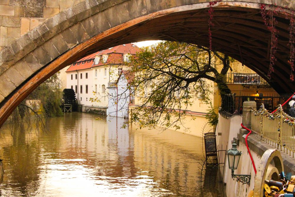 Sous les ponts de Malá Strana, des cadenas et mon coeur à Prague enchaîné. 