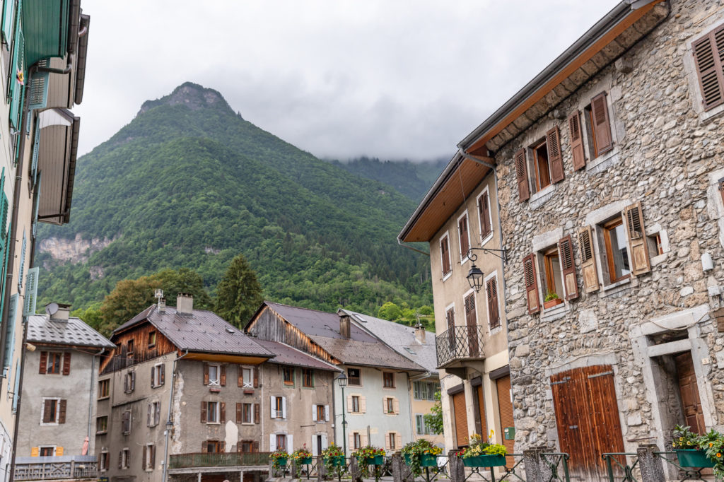 que faire à praz de lys sommand : visiter le village de taninges