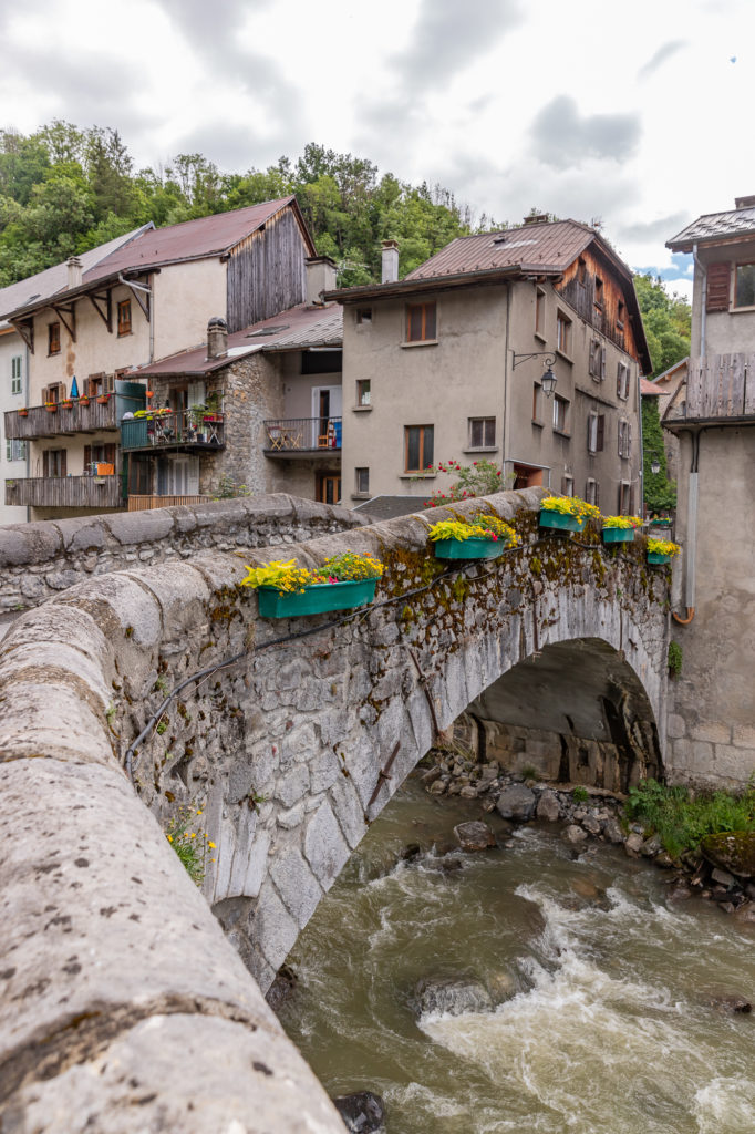 que faire à praz de lys sommand : visiter le village de taninges