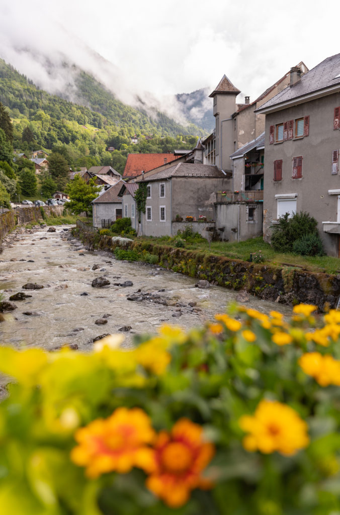 que faire à praz de lys sommand : visiter le village de taninges