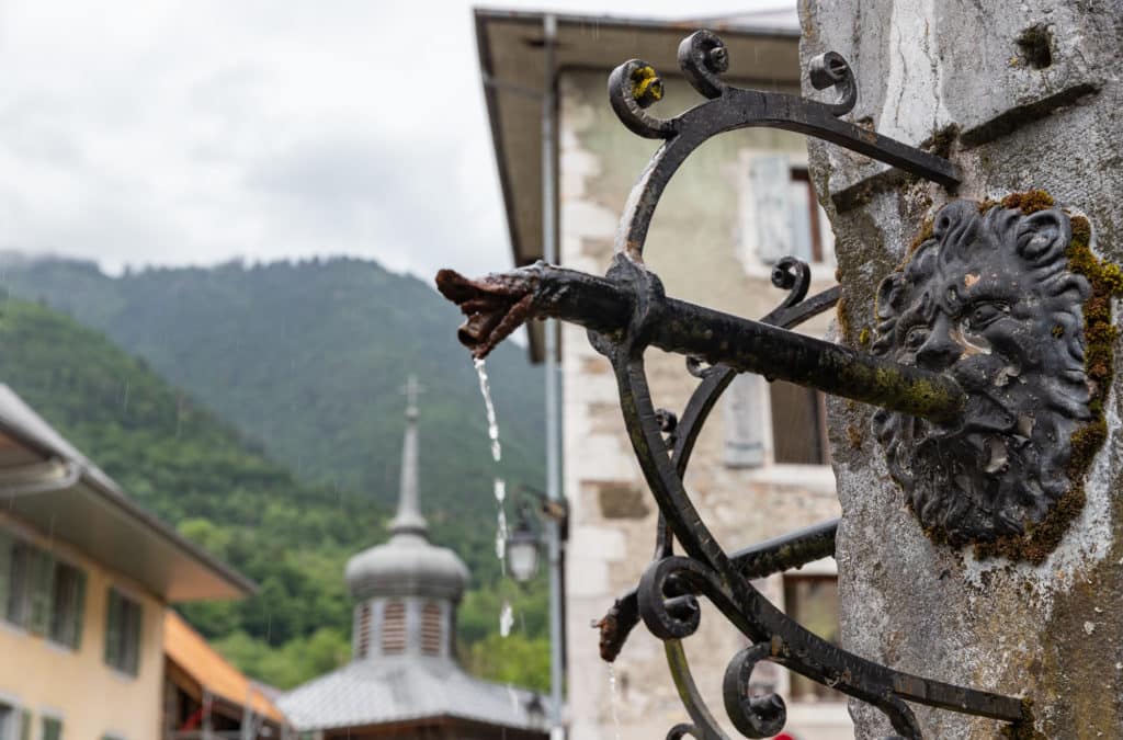 que faire à praz de lys sommand : visiter le village de taninges