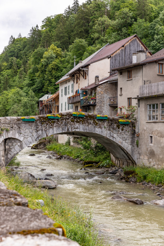 que faire à praz de lys sommand : visiter le village de taninges